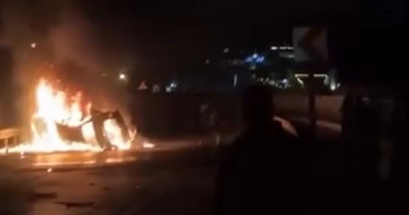 Araç alev aldı! 2 kişi öldü! En son haberler Son dakika haberleri