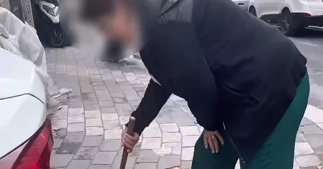 Hatalı parka öfkelenen kadın sürücü çekiçle kaldırım taşını kırdı VİDEO İZLE