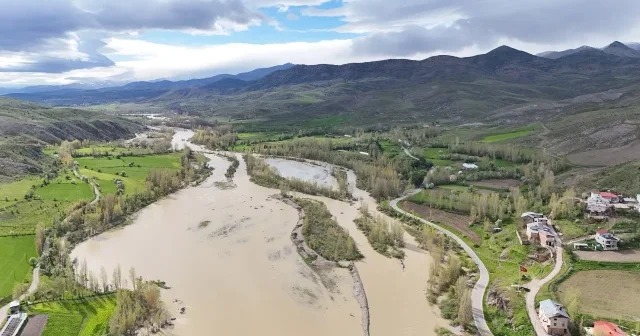 Bayburt ta Çoruh Nehri nin taşması sonucu tarım arazileri su altında kaldı VİDEO İZLE
