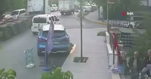 Beylikdüzü nde 11 yaşındaki çocuk, skuter ile tırın altında kaldı