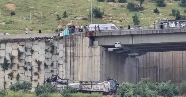 TIR, otomobile çarpıp viyadükten düştü; 2 ölü,4 yaralı Gaziantep Haberleri