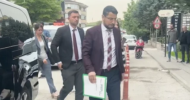İcra memurları karar tebliği için Kemal Kılıçdaroğlu nun çalışma ofisine geldi VİDEO İZLE
