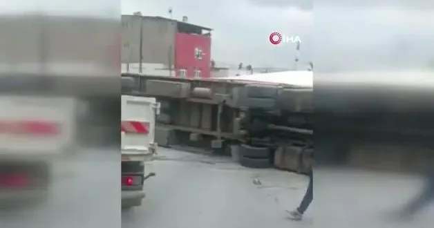 Başakşehir de dehşet anları: Kontrolden çıkan tır iki aracın üzerine devrildi