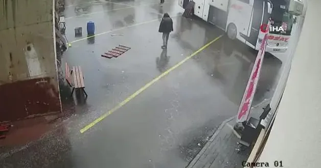 Toprak kaymasından kıl payı kurtulma anı kamerada
