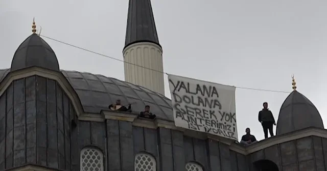 Ücretlerini alamadıklarını söyleyen işçiler cami kubbesine çıktı VİDEO İZLE