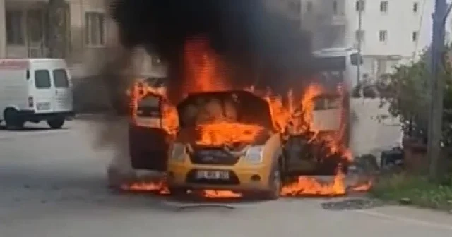 Mersin’de seyir halindeki hafif ticari araç alevlere teslim oldu VİDEO İZLE