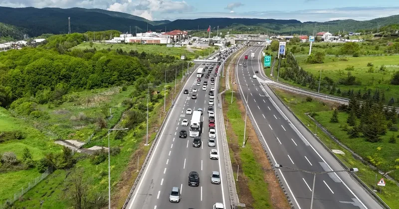 Tatilciler yola çıktı, trafik durma noktasına geldi! Ucu bucağı görünmedi