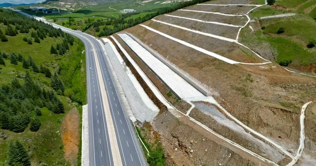 Kara yolu kenarında korkutan manzara Afyonkarahisar Haberleri