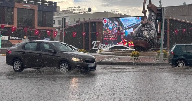 Erzincan da sağanak nedeniyle cadde ve sokaklar su altında kaldı Erzincan Haberleri