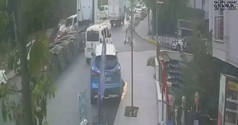 Beylikdüzü nde skuter ile sokaktan caddeye çıkan çocuğa TIR çarptı; kaza kamerada