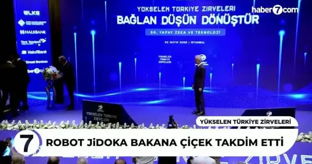 Yükselen Türkiye Zirveleri nde Bakan Uraloğlu na robot sürprizi!