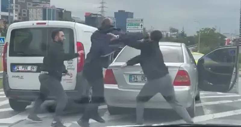 Ataşehir de iki sürücü arasında çıkan kavga kamerada