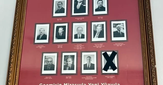 Mutlak butlan kararı sonrası Kılıçdaroğlu nu protesto etti CHP İlçe Başkanı Kılıçdaroğlu nun panodaki fotoğrafını bantla kapattı Zonguldak Haberleri