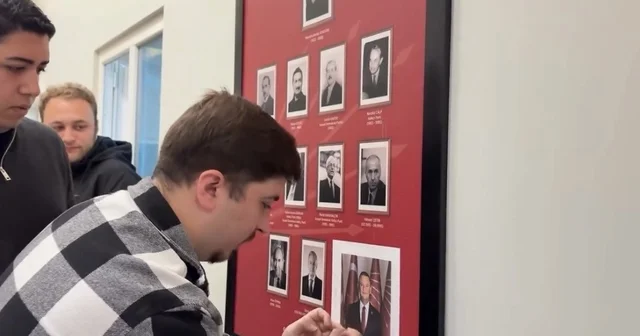 CHP Bolu Gençlik Kolları üyeleri Kılıçdaroğlu nun fotoğrafının üstüne Özgür Özel in fotoğrafını yapıştırdı Bolu Haberleri