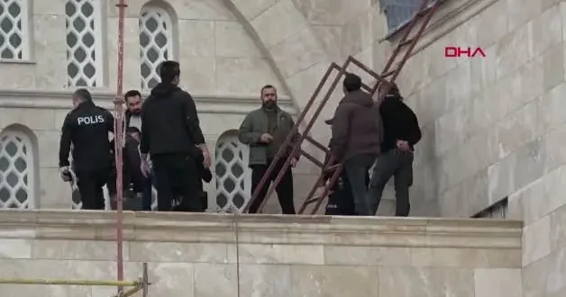 Sivas ta cami kubbesinde sazlı türkülü maaş eylemi