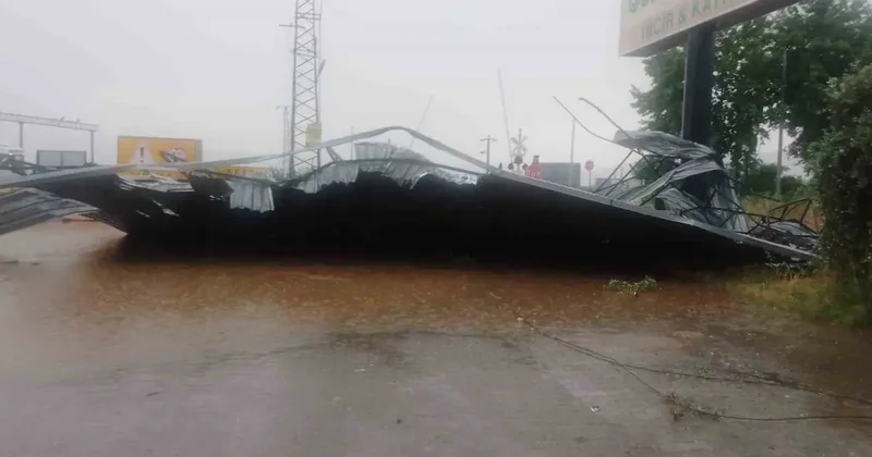Aydın’da sağanak ve fırtına etkili oldu: Çatılar uçtu, ağaçlar devrildi