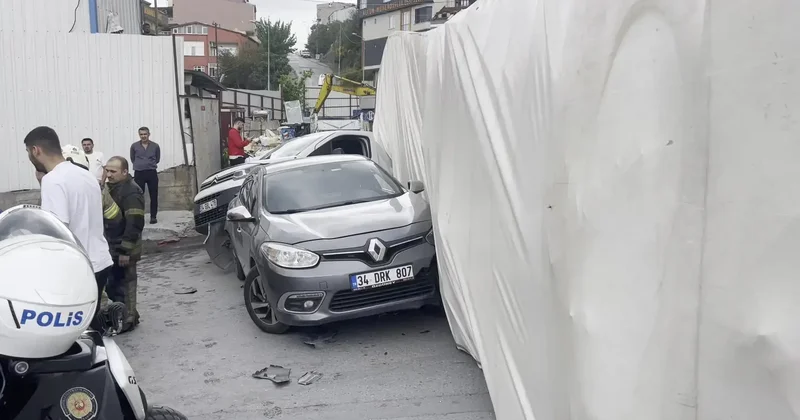 Başakşehir de TIR iki aracın üzerine devrildi; otomobil sürücüsü yaralandı