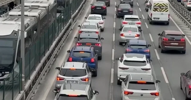 İstanbul da trafik durma noktasına geldi: İki yakada da yoğunluk yüzde 85 olarak ölçüldü VİDEO İZLE