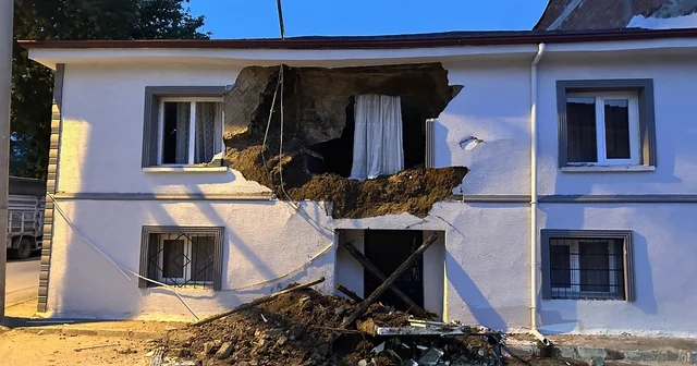 Bursa da 2 katlı evin duvarı çöktü Bursa Haberleri