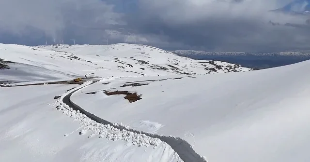 Bayburt’ta mayıs ayında kar mesaisi: Ekipler 3 bin rakımda yol açıyor VİDEO İZLE