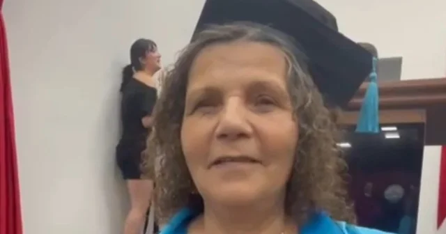Torun yaşındaki öğrencilerle aynı sıraları paylaştı, 62 yaşında mezun oldu Edirne Haberleri Habertürk Yerel Haberler