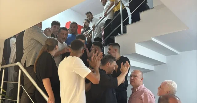 CHP İzmir de olaylı gece VİDEO İZLE