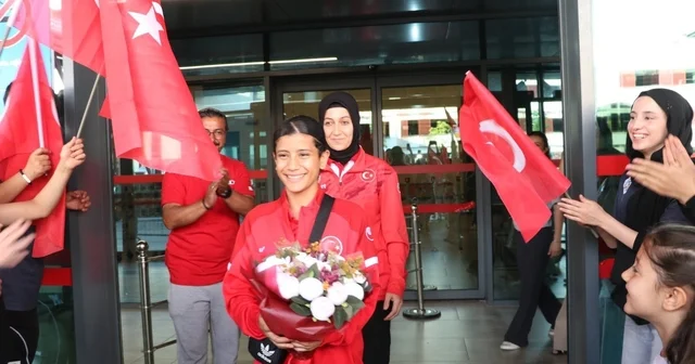 Dünya Şampiyonu Ayşegül Açık a coşkulu karşılama Kayseri Haberleri Habertürk Yerel Haberler