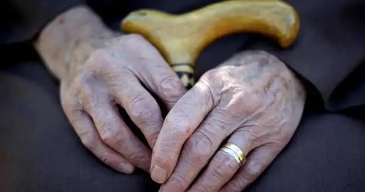 Avrupa ülkesi erken emekliliğe veda ediyor. Ücretlerden yeni kesinti kararı