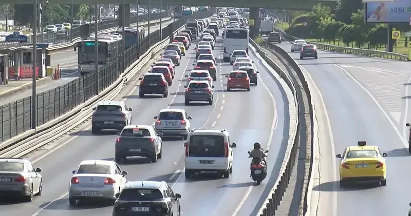İstanbul da haftanın ilk iş gününde trafik yoğunluğu yüzde 60 a çıktı