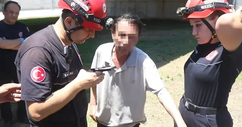 Anne babasının yağmur suyu giderine düştüğünü ihbar etti, gerçek telefonda ortaya çıktı