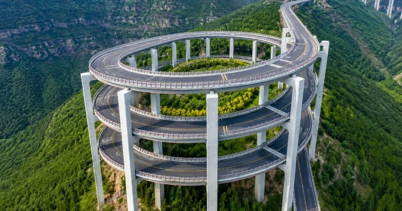 Dağın etrafında döne döne yükseliyor: Üç katlı dev viyadük 350 metreyi spiral şekilde aşıyor Sözcü Gazetesi