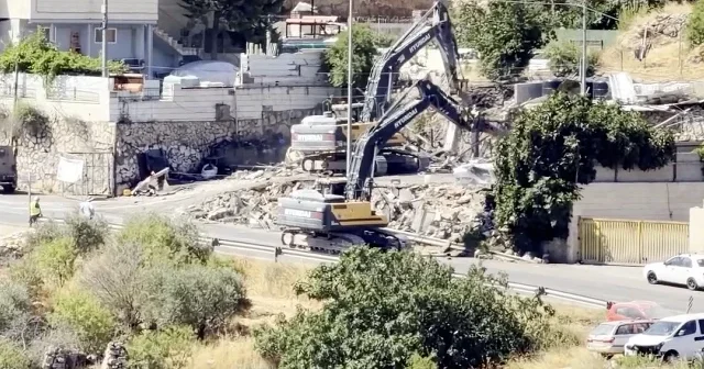 İsrail ordusu işgal altındaki Batı Şeria’da Filistinlilere ait evi yıktı VİDEO İZLE