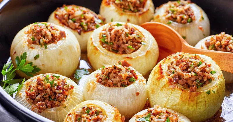 Bu tarif klasik dolmaları unutturacak! Bir kez deneyenin vazgeçemediği kat kat açılan lezzet: Soğan dolması tarifi!