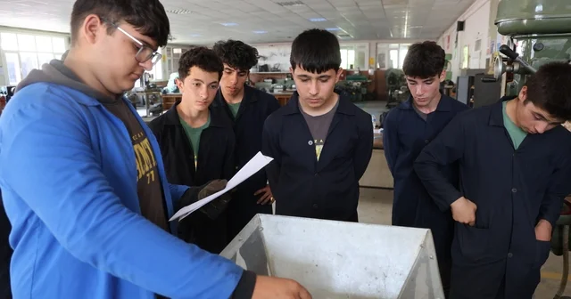Meslek lisesi öğrencilerinden sıfır atık hamlesi Öğrenciler atıkları kendi yaptıkları makineyle yeniden üretime kazandırıyor Adana Haberleri Habertürk Yerel Haberler