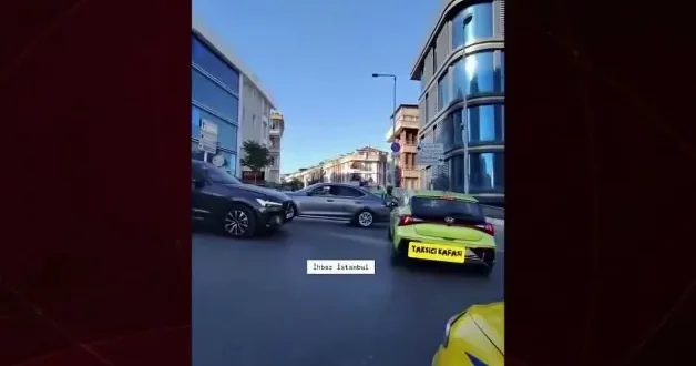 İstanbul trafiğinde üç kadın sürücünün yol vermeme inatlaşması trafiği kilitledi...