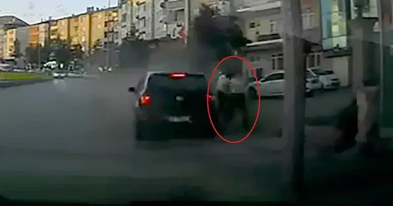 Otomobilin altında kalmaktan son anda kurtuldular