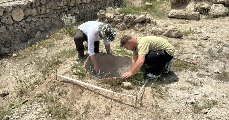 Hadrianapolis Antik Kenti nde 1750 yıllık pitos mezar bulundu