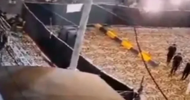 Pakistan’daki camide dini merasim yapılırken freni patlayan araç kalabalığa daldı VİDEO İZLE