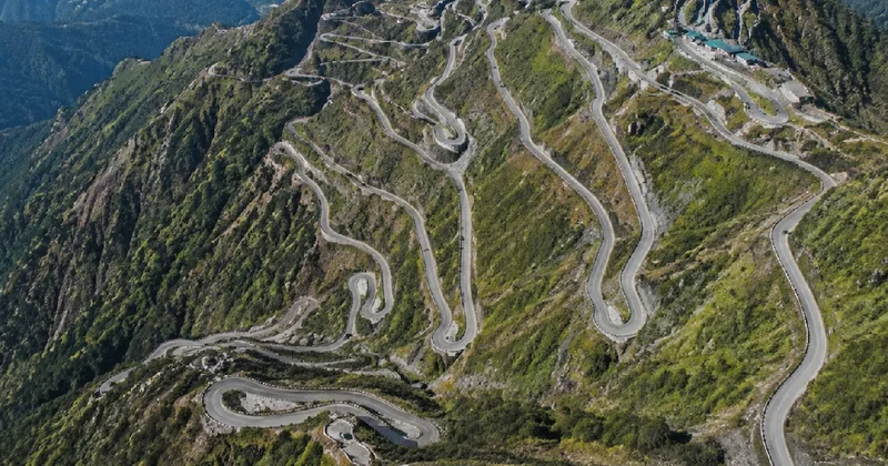 Dağın ortasından gökyüzüne kıvrılan yol: 32 virajıyla salyangoza benziyor Sözcü Gazetesi