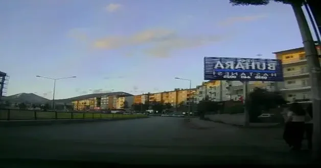 Kaldırımdaki genç kızlar ölümden saniyelerle kurtuldu!