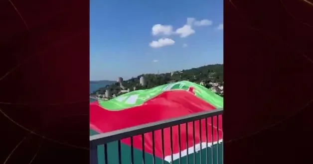 Tarihinde ilk kez Süper Lig de yer alacak Amedspor un bayrağı FSM köprüsüne asıldı