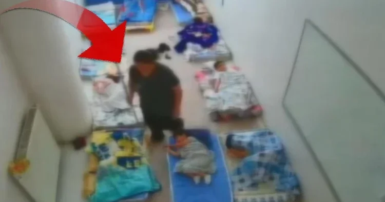 İstanbul daki anaokulunda çocuklara sopalı işkence! 60 yaşındaki vicdansız kamerada