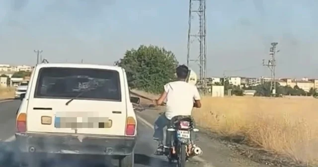 Otoyolda tehlikeli yolculuk: Motosiklet, otomobil kemerine tutunarak ilerledi Şanlıurfa Haberleri Habertürk Yerel Haberler