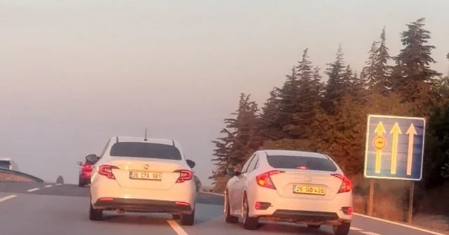 Eskişehir Bursa yolunda birbirini sıkıştıran 2 araç trafiği tehlikeye attı Eskişehir Haberleri Habertürk Yerel Haberler