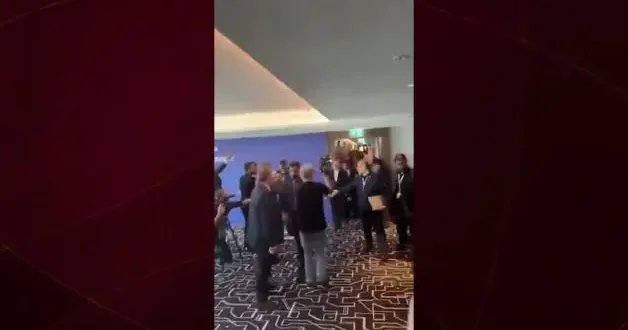 İsviçre’deki kriz anının videosu! Vance, Pakistan Başbakanının yanına koştu