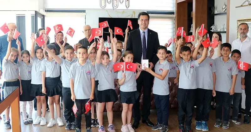 2 nci sınıf öğrencileri, harçlıklarını TSKGV ye bağışladı