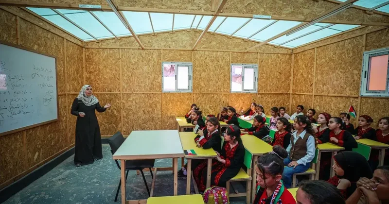İHH Gazze’de sahra okulu açtı