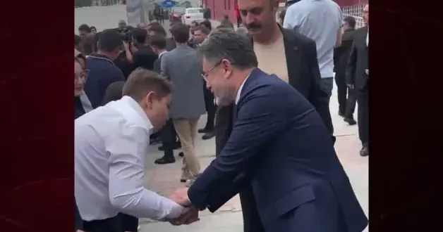 Bakan ile çocuk arasında gülümseten diyalog: Bu yaşta Fenerbahçeli olmak zor