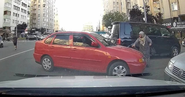 Park yeri savaşını bastonlu yaşlı kadın kazandı Park yeri tartışmasında otomobilini bastonlu kadının üzerine sürdü, o anlar kameraya yansıdı Kayseri Haberleri Habertürk Yerel Haberler