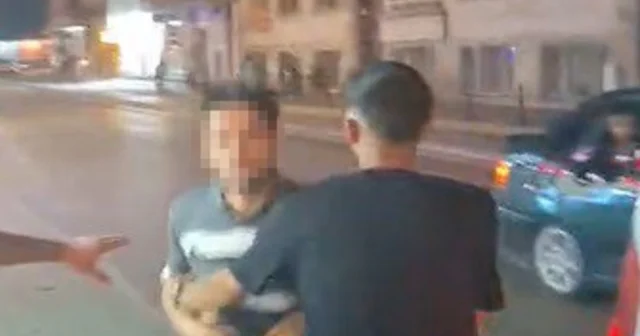 Konya da motosikletliye saldıran otomobil sürücüsüne para cezası kesilirken aracı trafikten men edildi Konya Haberleri Habertürk Yerel Haberler